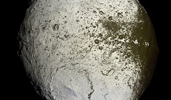 Iapetus_as_seen_by_the_Cassini_probe