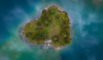 https://www.pexels.com/photo/aerial-view-of-a-green-islet-17117937/