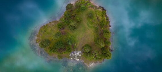 https://www.pexels.com/photo/aerial-view-of-a-green-islet-17117937/