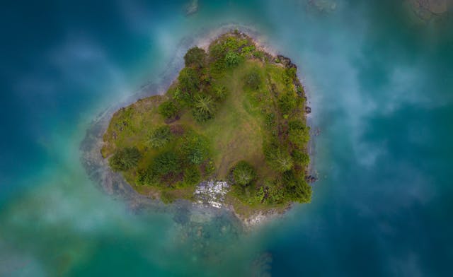https://www.pexels.com/photo/aerial-view-of-a-green-islet-17117937/