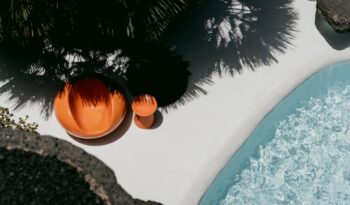 https://www.pexels.com/photo/photo-of-a-seat-next-to-a-swimming-pool-15173066/