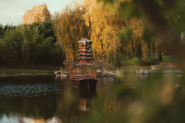 https://www.pexels.com/photo/serene-pagoda-by-a-tranquil-autumn-lake-29034969/